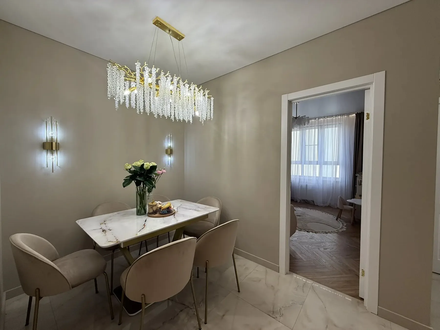 Обеденная зона и проход в детскую комнату
